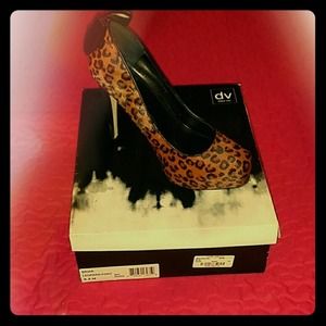 Leopard print pump